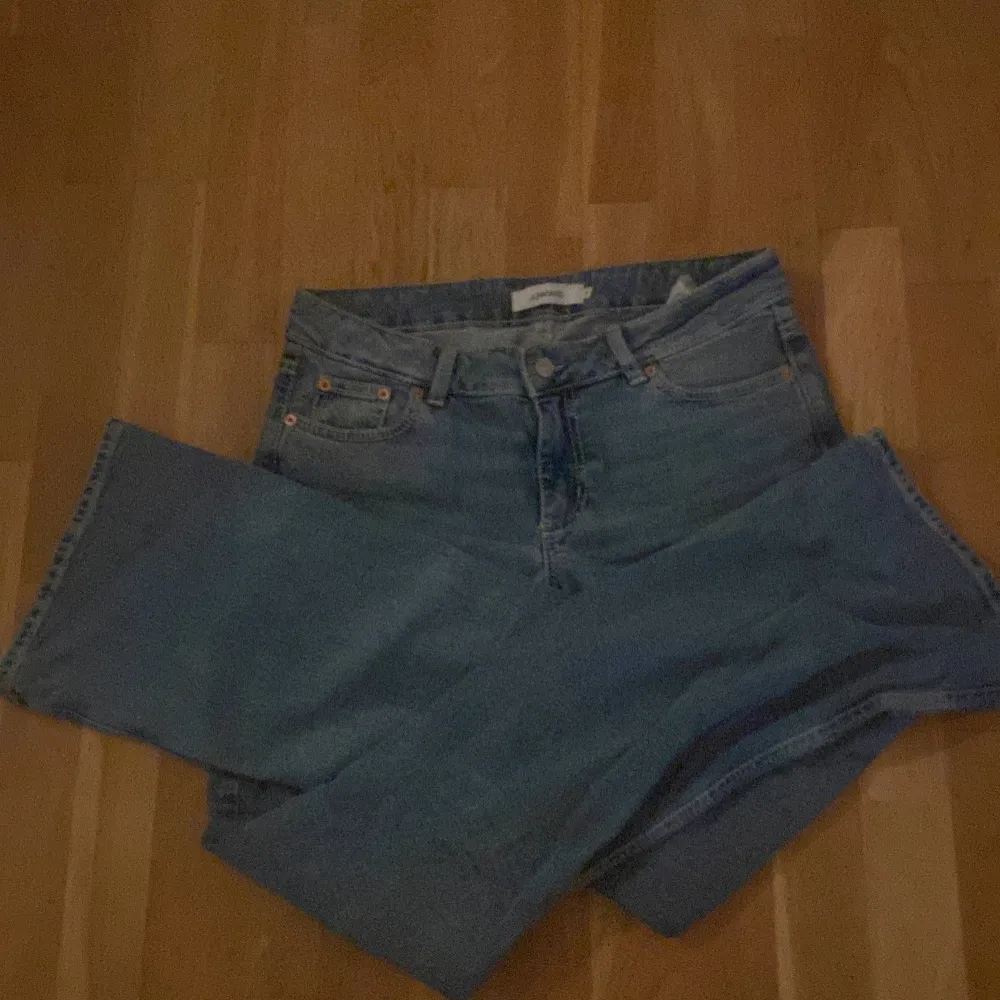 Säljer ett par klassiska blå jeans från Junkyard. De har en snygg straight passform och är i bra skick. Perfekta för vardagsbruk och kan matchas med det mesta i garderoben. Jeansens material är slitstarkt och bekvämt.. Jeans & Byxor.