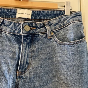 Blå jeans från Abrand - Säljer ett par snygga blå jeans från Abrand i mycket bra skick. De har en klassisk femficksdesign och en bekväm passform. Perfekta för både vardag och fest! 🕺