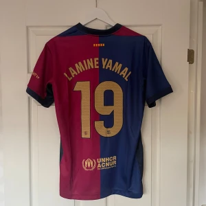Lamine Yamal fotbollströja  - Helt ny reprint fotbollströja av Barcelona med Lamine Yamal på ryggen. Storlek Medium 