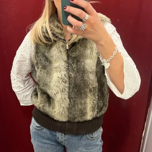 pälsväst med dragkedja - Säljer en pälsväst som ej är äkta päls! Kommer inte till användning❤️