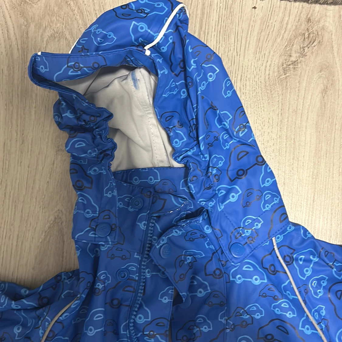 Blå regnjacka med bilmotiv från Line One - 90