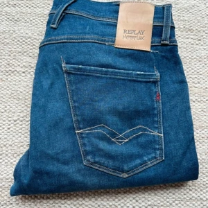 Replay anbass  - Replay anbass hyperflex med ett jätte litet hål i röven men märks inte av alls storlek 33/32