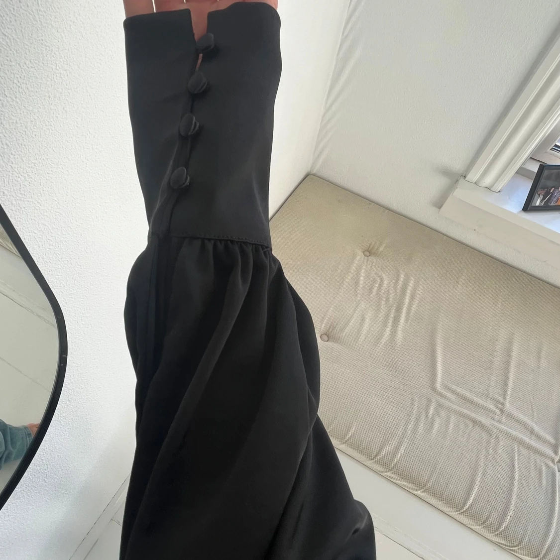 Svart blus med öppen rygg och knappar - 90