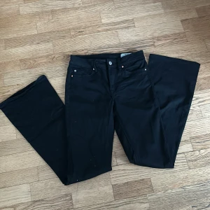 VMFlash stretchiga jeans, mid rise, flare - Säljer ett par svarta jeans  från Vero Moda i storlek S, längd 32. De har en klassisk design med fem fickor och en bekväm passform. Perfekta för både vardag och fest! 🖤