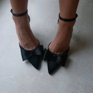 Svarta satin klackar  - Satin svarta klackar. Kun använda innomhus en gong. Perfekt til jul/nyår. Str: 39. Klackhöjd: 9cm. Utsolgt på nett. Ny pris: 550kr. 