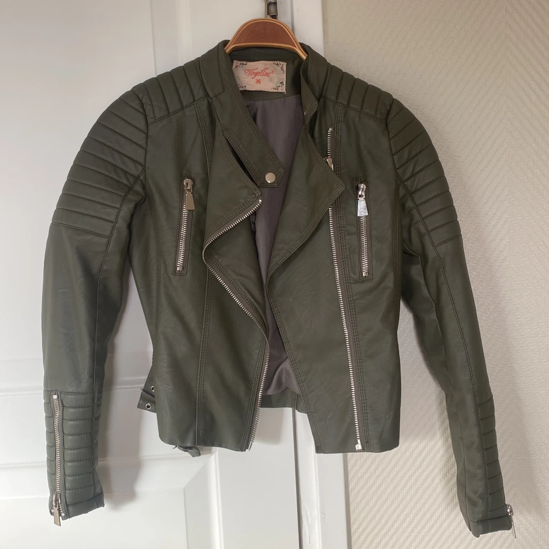 Olivgrön skinnjacka från Voyelles