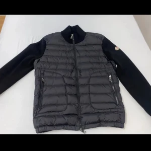 Jacka - Säljer denna helt nya jacka, helt ny med tagen kvar, kom dm vid minsta fundering,  jackan är i stolek M men passar S