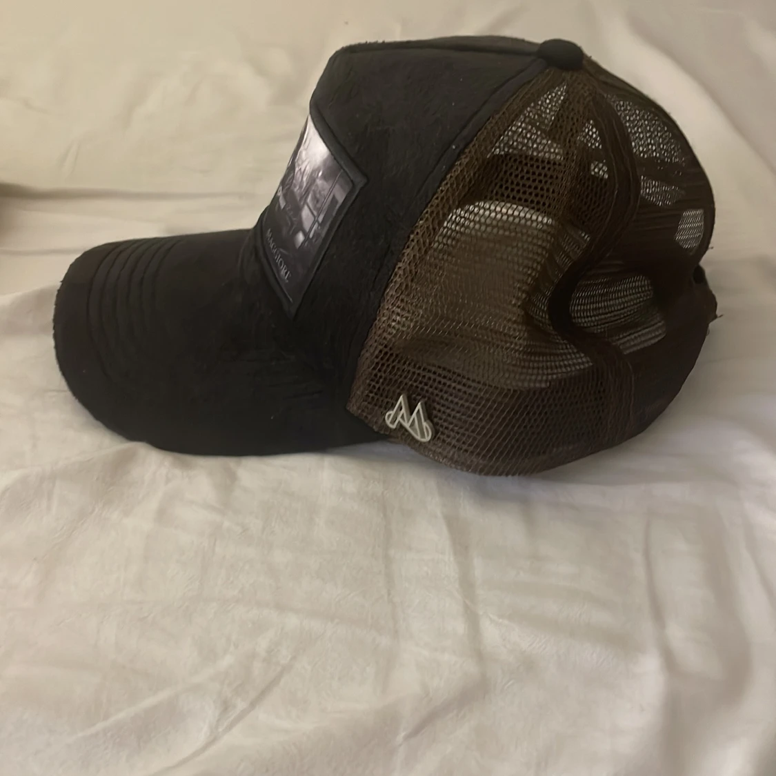 Svart keps med nätpaneler - 92