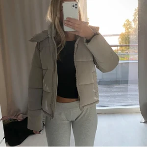 Jättesnygg beige pufferjacka, köpt i usa, jätte bra skick💕 - Jättebra skick, pris kan diskuteras💕