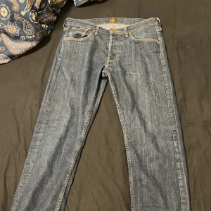 Lee Daren Button Fly Jeans - Säljer ett par klassiska Lee Daren Button Fly jeans i mörkblå denim. 