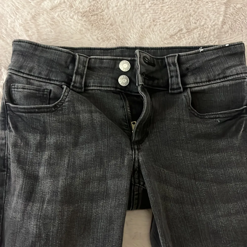 Säljer ett par svarta lågmidjade bootcut jeans från H&M i storlek 12-13. Jeansen är i bra skick och har en klassisk stil med två knappar och dragkedja framtill. Använt 2-3 gånger🩷. Jeans & Byxor.