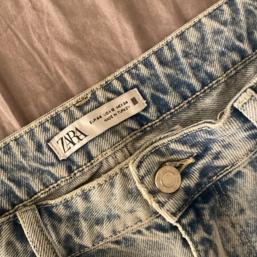 Säljer ett par ljusblå jeans från Zara i bra skick. De har en klassisk femficksdesign och en knappgylf. Perfekta för en avslappnad vardagslook!. Jeans & Byxor.