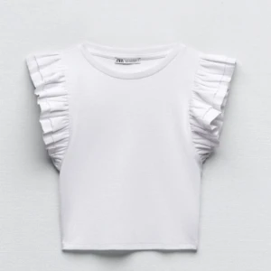 Vit ribbad topp från Zara - Säljer en superfin vit ribbad topp från Zara. Storlek S . Pris kan diskuteras 