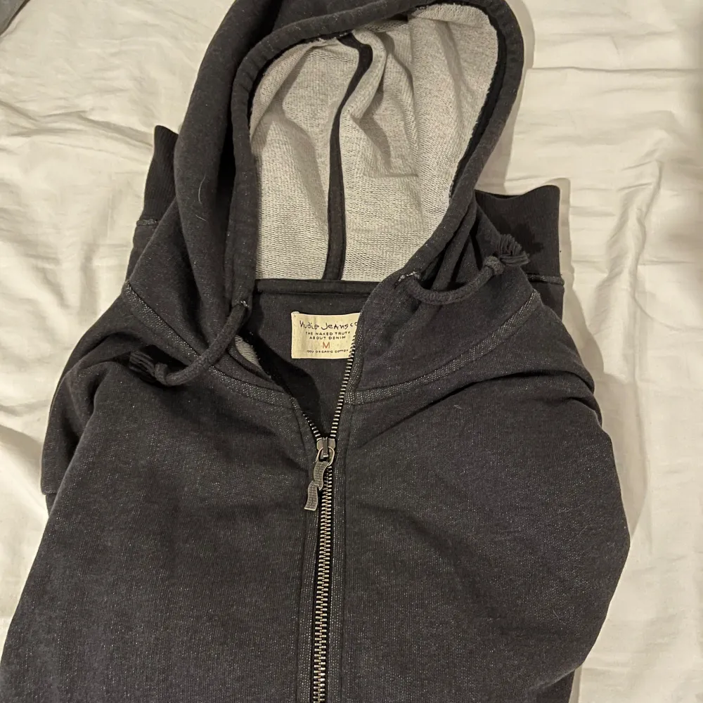 Säljer en svart zip hoodie från Nudie Jeans i storlek M. Bra skick säljer pga att den är för stor för mig. . Tröjor & Koftor.