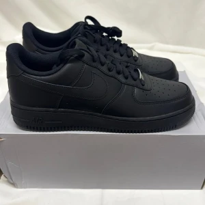 Svarta Nike Air Force  - Säljer ett par klassiska svarta Nike Air Force storlek herr 40