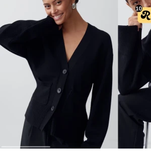 Svart kofta med knappar - Såld