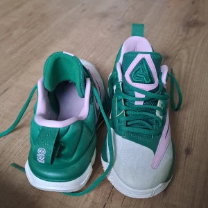 Nike giannis basketskor - Säljer ett par snygga Nike sneakers i grönt och rosa. De har en cool design med snörning och en bekväm passform. Perfekta för träning eller vardagsbruk. Skorna är i mycket bra skick och kommer i originalkartong. MED LÅDDAN BLIR DET 750 KR