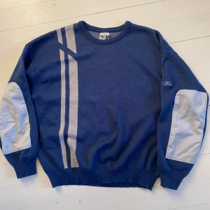 Ford sweatshirt - Cool vintage Ford tröja, två igensydda hål på baksidan av axeln men annars överlag bra skick. Lägg gärna ett bud!