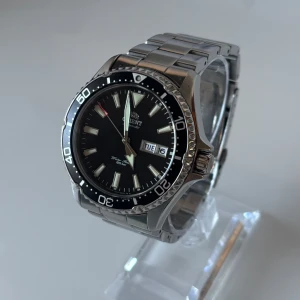 Orient Kamasu Automatic  - • Modell: Orient Kamasu Automatic  • Storlek: 42 mm • Referens: RA-AA0001B • År: 2024 • Skick: Mycket Bra • Medföljer: Fullset