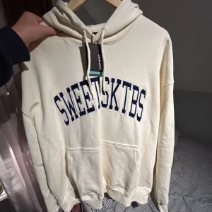Vit hoodie från SWEET SKTBS - Säljer en snygg vit hoodie från SWEET SKTBS. Den är i nytt skick💙🤍nypris är 700kr
