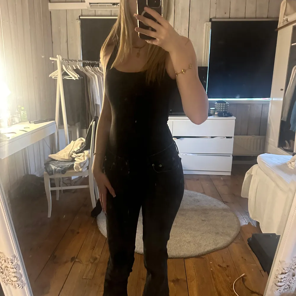 Svart body suit med öppen rygg och skims material. Har även prislapp kvar. . Toppar.