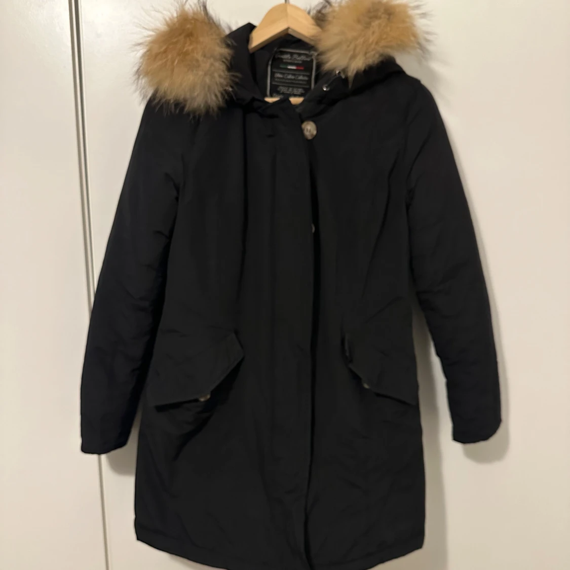 Svart parkajacka med pälsdetaljer - 90