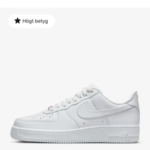 Vita Nike Air Force - Klassiska vita Nike Air Force i skinn med snygg snörning. Perfekta för en stilren look och passar till nästan alla outfits. De har en bekväm passform och är kända för sin hållbarhet. Lite använda men nästan nya köpt för 1499.