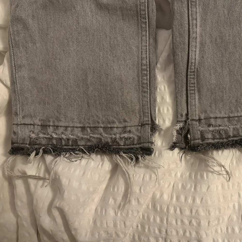 Gina tricot straight low jeans i grå tvätt, sparsamt använda men sprättat upp sömmen vid foten för att göra den lite längre, samt klippt en 2 cm slits! Jag är 170 cm lång och de är perfekt längd på mig! Skriv för fler bilder en er funderingar ❤️❤️. Jeans & Byxor.