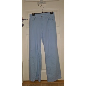 Ljusblå byxor - Säljer ett par ljusblå byxor i bra skick. Aldrig använt dem, dem har en hög midja och en straight passform som ger en snygg siluett. Perfekta för både vardag och fest! 🦋 Obs har inte kvar prislapp på byxorna.