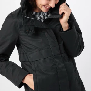 Svart kappa från Elvine - Säljer en svart kappa från Elvine i storlek XS. Den är perfekt för höst och vinter med sitt varma foder och långa ärmar. Jackan har en stilren design med dragkedja och är i mycket bra skick. Passar perfekt för kalla dagar!