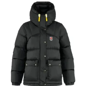 Svart dunjacka från Fjällräven - Säljer en svart dunjacka från Fjällräven i mycket bra skick. Jackan har en pufferstil med långa ärmar och praktiska fickor med knappar. Den har en justerbar huva med gula snören för extra stil och funktion. Perfekt för kalla vinterdagar! Första bilden är lånad!