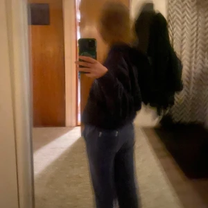 Blå mjukisbyxor med snörning - Säljer ett par bekväma blå juicy  med snörning i midjan. Perfekta för en avslappnad dag hemma eller en snabb tur till affären. De är i bra skick och har en loose passform för extra komfort.