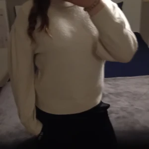 Krämvit stickad tröja - Säljer en supermysig krämvit stickad tröja i bra skick. Den har långa ärmar och en normal passform, perfekt för höst och vinter. Tröjan är enkel men stilren, vilket gör den lätt att matcha med olika outfits. Perfekt för både vardag och mysiga hemmakvällar! Köpt på Salt för 200. Lite knottrig.