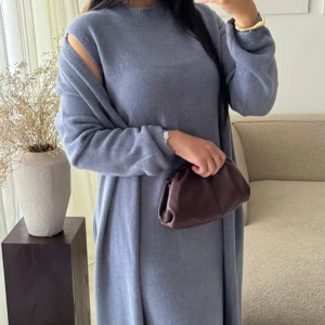 Blå sett, klänning och kofta - ALDRIG ANVÄND, ETTIKET KVAR!! Ett sperfint blått set, klänning och lång kofta i mjukt ullmaterial. Perfekt för höst och vinter, både mysig och stilren. Passar bra till sneakers för en avslappnad look. PRIS KAN DISKUTERAS