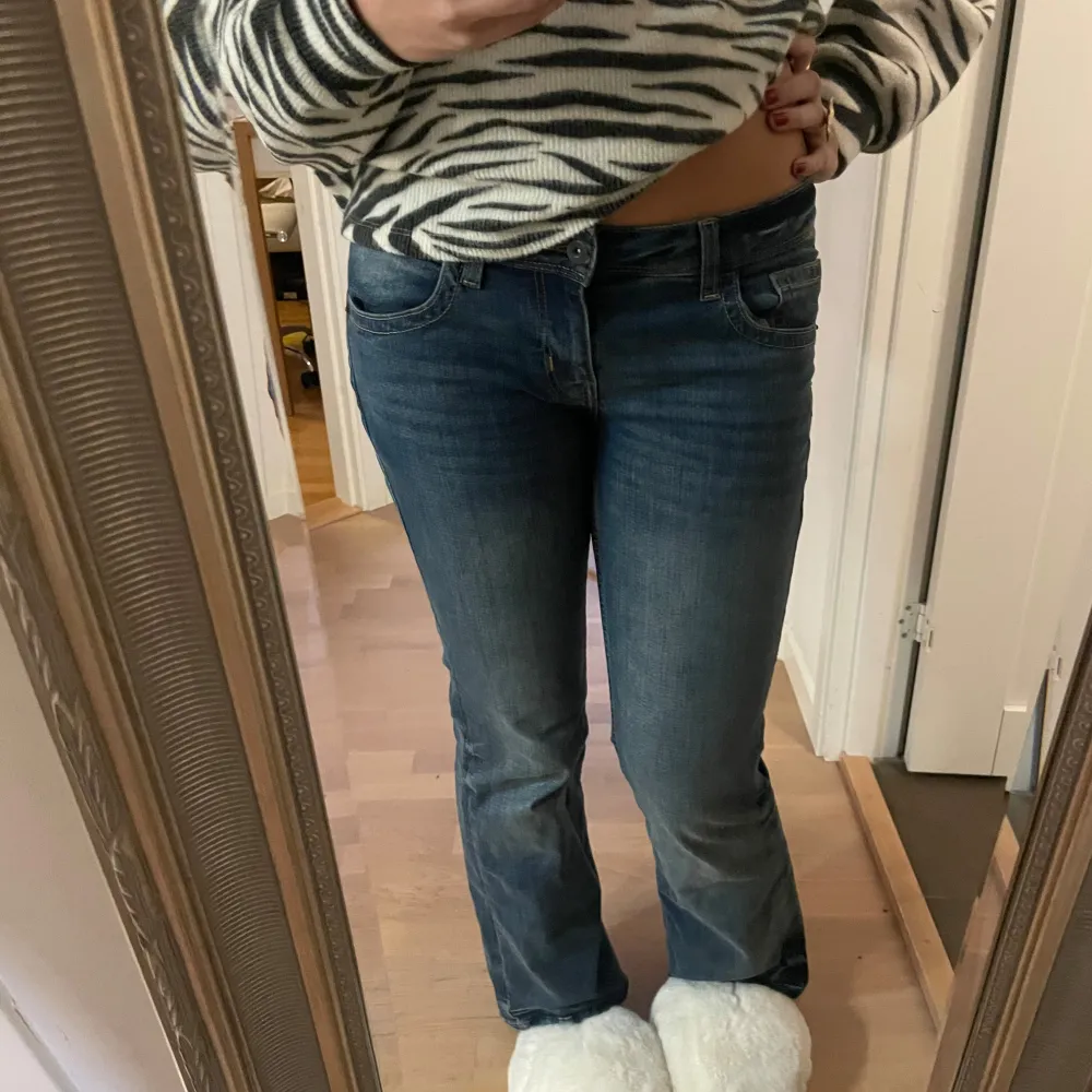 Så söta lågmidjade jeans med utsvängda ben. Det är perfekta om du är lite längre som jag. De går hela vägen ner till marken på mig och jag är 175!💕 Kontakta om du har frågor💕 . Jeans & Byxor.