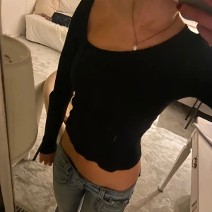 Snedskuren tröja - Snedskuren svart tröja