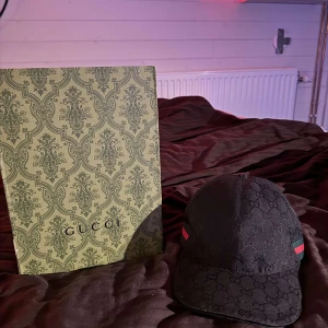 Gucci keps  - Hej, säljer nu min Gucci keps då det börjar bli kallt ute, den är i storlek M, den är använd några gånger, hör av er för mer bilder!