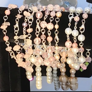 Armband  - Vackert armband av glaspärlor och rosenkvarts🌸🤍finns 7 till liknade armband 