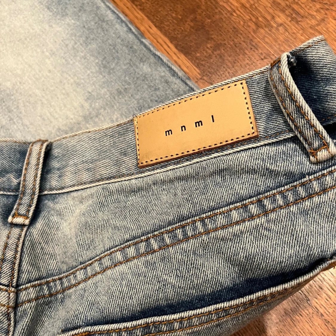 Jeans med broderade detaljer från mnml - 91