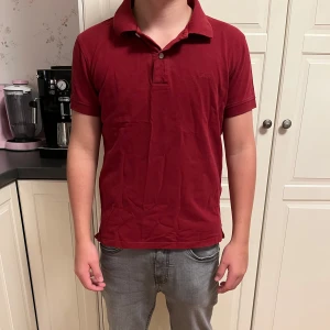 Röd pikétröja - Säljer en snygg röd pikétröja i bra skick. Märket är esprit jag på bilden är 160. Storleken är xs slim