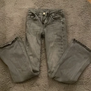 Grå jeans med bootcut - Säljer ett par grå jeans i bootcut-stil. De sitter lite tajt i midjan men är bekväma ändå. Köpte dom för ca 350kr så det är ett bra pris. Säljer för att de har blivit för små.💗💗
