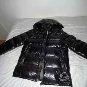 Moncler maya svart - Skick helt ny 10/10 priset kan diskuteras fraktas samma dag som den köps. Jackan är storlek 2(M) men passar även S