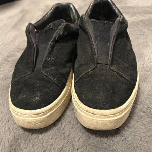 Eytys skor - Säljer ett par eytys i mocka. De har en vit sula som är lite smutsig men annars i bra skick. Perfekta för en avslappnad stil och enkla att ta på och av. Storleken är 42. Passar bra till både vardag och fest. Bara hör av er vid fler frågor 