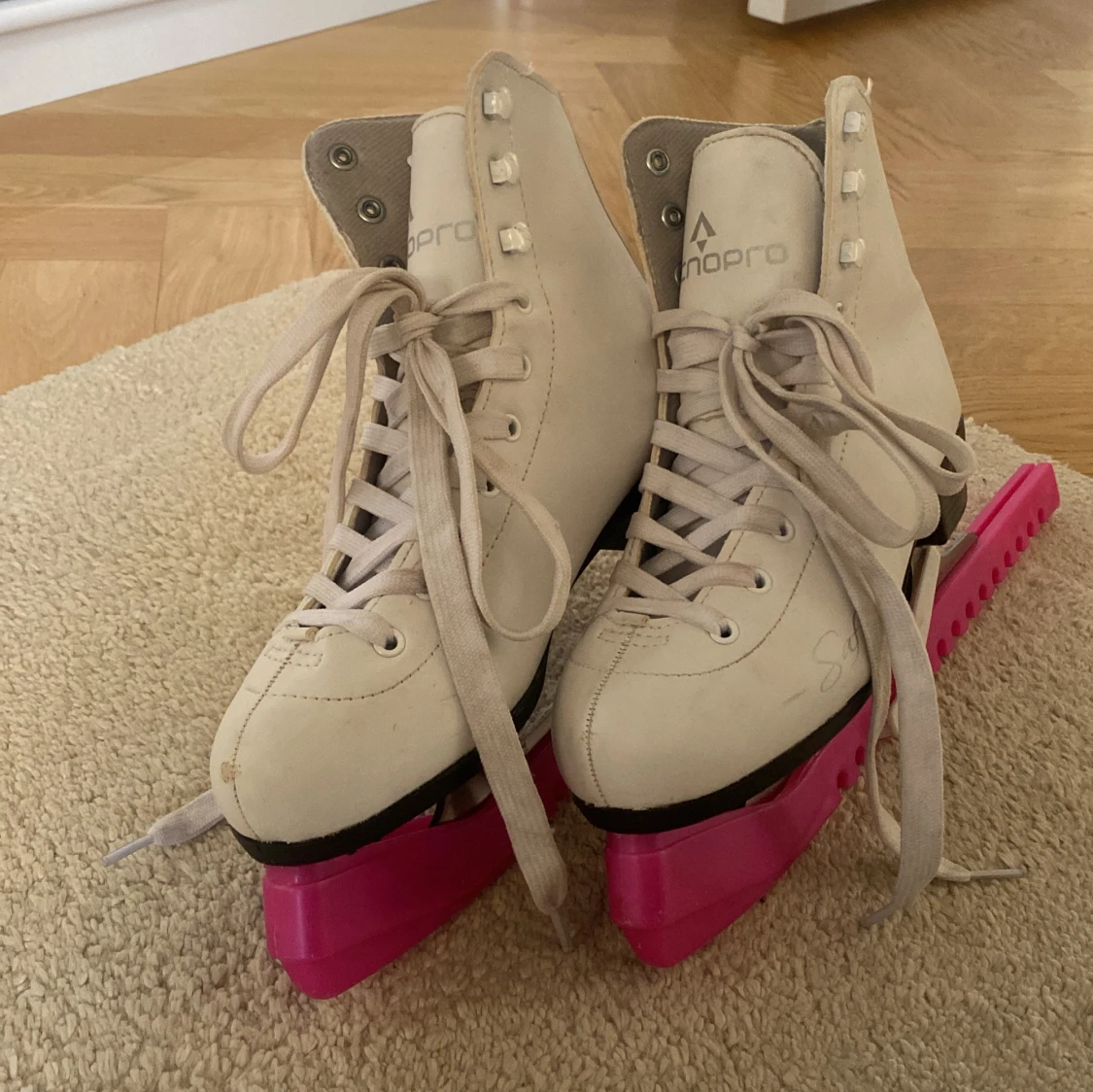 Välbehållna konståkningsskridskor - 90