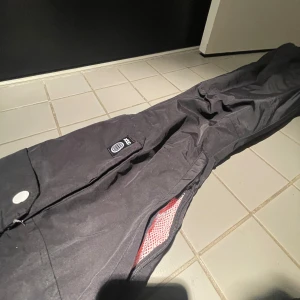 Svarta dope snowboard / skid byxor strl S - Hej, säljer nu ett par riktigt snygga snowboard / skidbyxor från dope som jag har andvänt i 2 säsonger men dom är tyvärr försmå nu. Byxorna är i storlek S och i ny skick! Hör gärna av dig vid några eventuella frågor! Mvh 