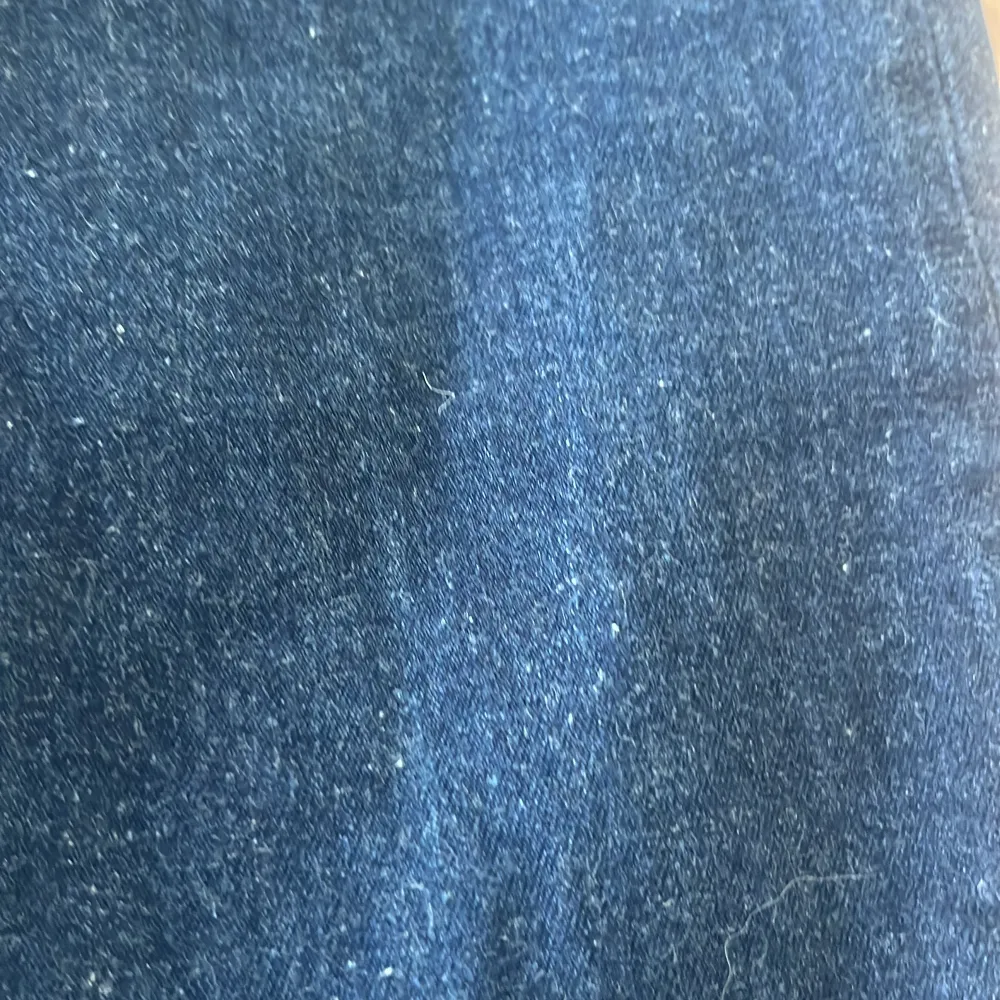 Säljer ett par mörkblå jeans från Zara i storlek 34. De har en klassisk femficksdesign och är i bra skick. Inga defekter. Midjemåttet är 32 cm tvärs över och innerbenslängden är 80 cm. Perfekta för både vardag och fest! ❤️Hör av er vid frågor!. Jeans & Byxor.