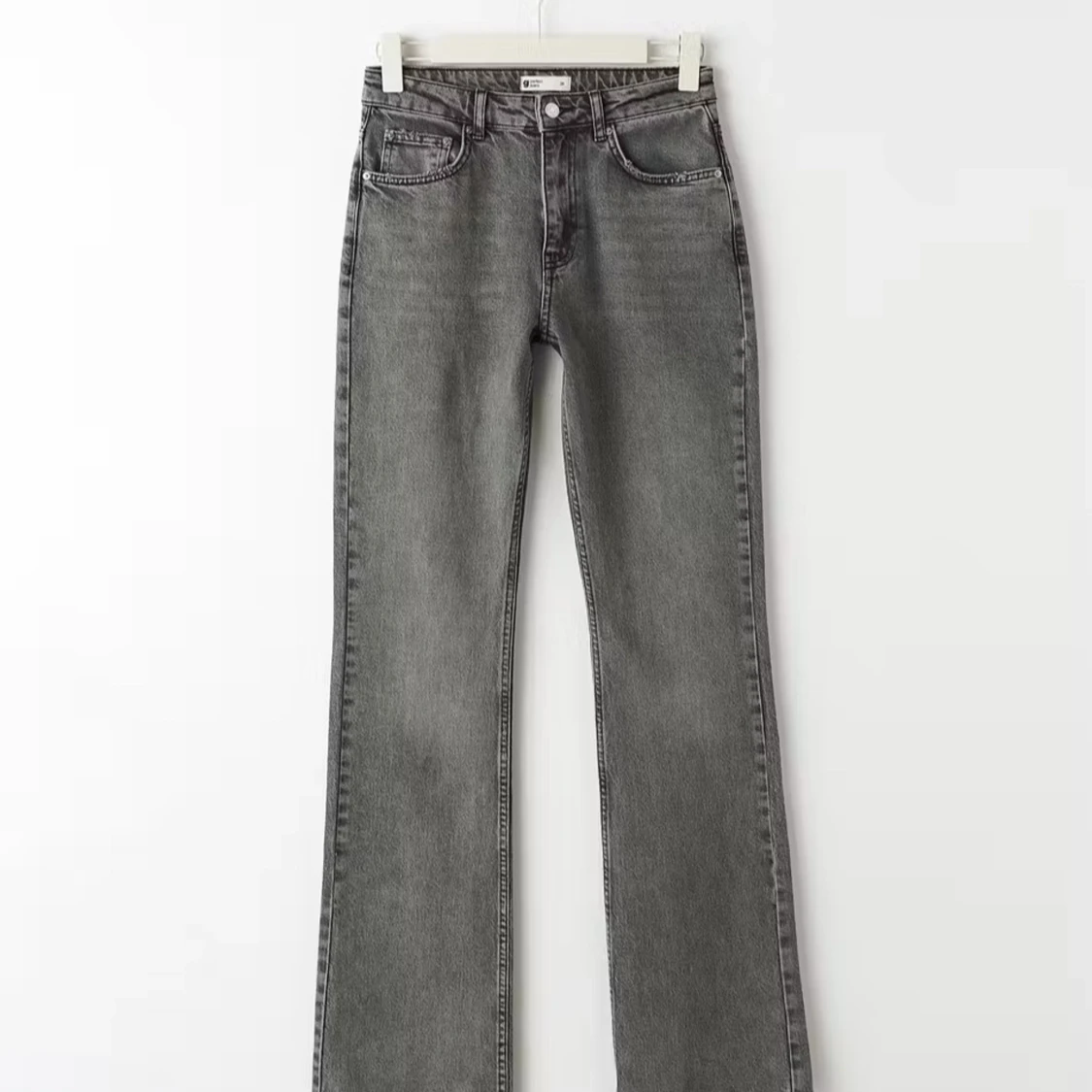 Grå bootcutjeans från Gina tricot