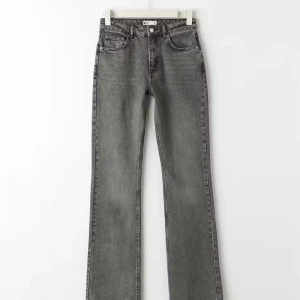 Grå bootcutjeans från Gina tricot - Snygga grå bootcut/ flare jeans från Gina tricot. Midwaist. Hör av er vid frågor!💕