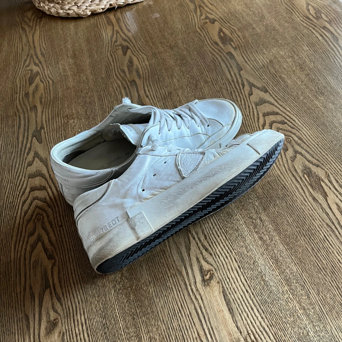 Vita sneakers i skinn