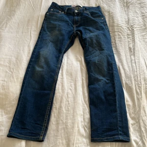 Levi's 511 Slim Jeans - Säljer ett par snygga Levi's 511 Slim jeans i klassisk blå denim. De har en slim passform och är i mycket bra skick. Perfekta för både vardag och fest! 🕺
